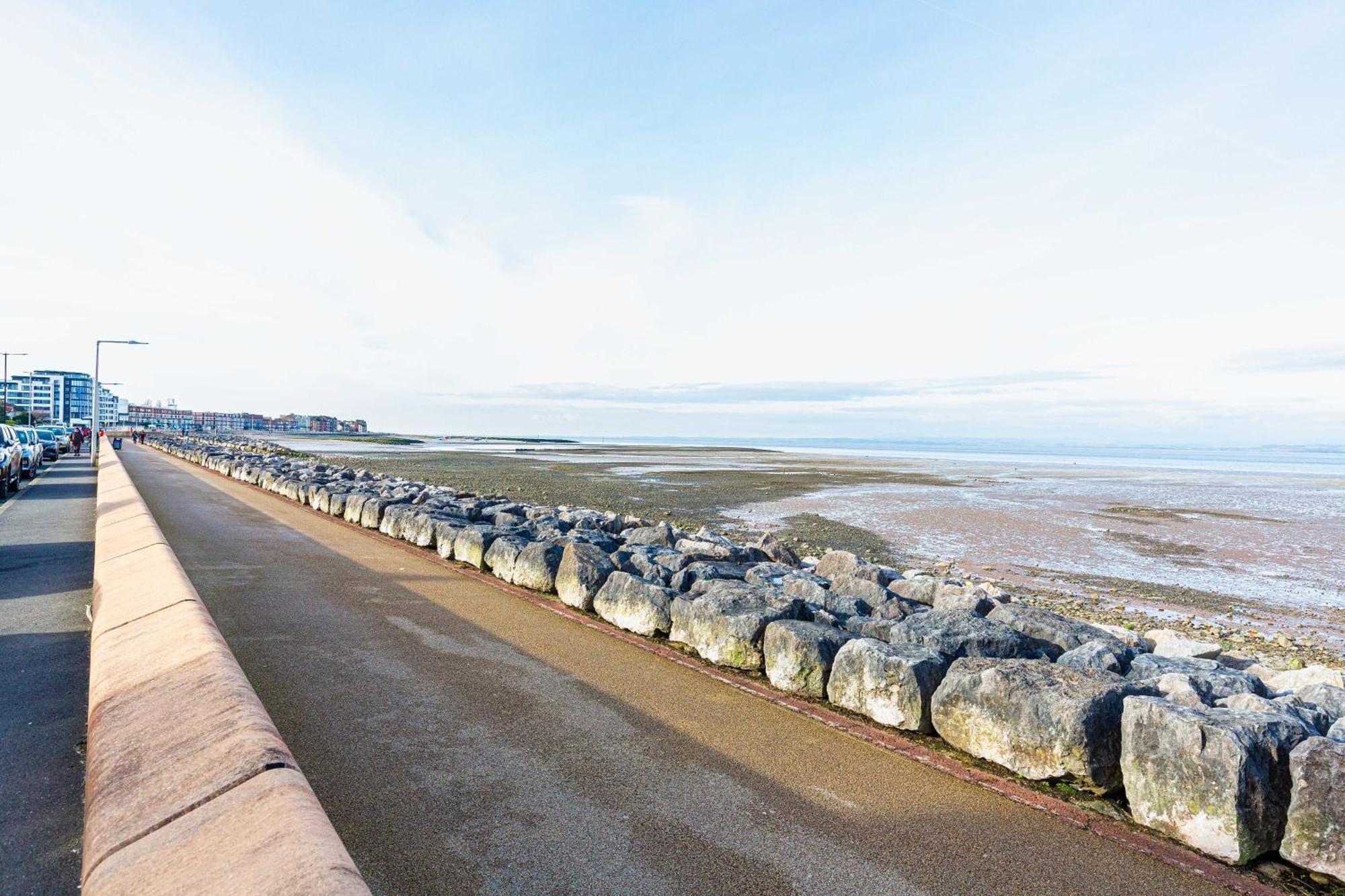 Beachfront Apartment 3 Bedrooms Sleeps 7 - Gateway To The Lake District - Newly Refurbished Morecambe Exterior foto